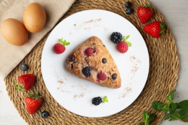 Böğürtlen, ahududu ve çikolata parçacıklı üçgen İngiliz çörekleri. Noel süslemeleri ile en üstteki görünüm masası.