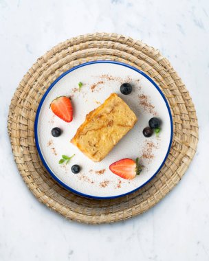 İbizan Greixonera. Balear Adaları 'ndan geleneksel ensaimada ile yumurtalı puding. Noel süslemeleri ile en üstteki görünüm masası.