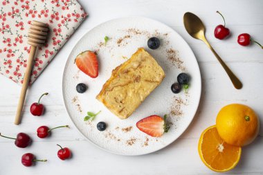 İbizan Greixonera. Balear Adaları 'ndan geleneksel ensaimada ile yumurtalı puding. Noel süslemeleri ile en üstteki görünüm masası.