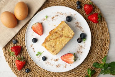 İbizan Greixonera. Balear Adaları 'ndan geleneksel ensaimada ile yumurtalı puding. Noel süslemeleri ile en üstteki görünüm masası.