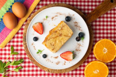 İbizan Greixonera. Balear Adaları 'ndan geleneksel ensaimada ile yumurtalı puding. Noel süslemeleri ile en üstteki görünüm masası.