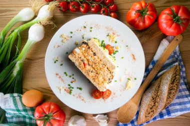 Sebzeli soğuk ton balığı turtası ve dilimlenmiş ekmek. Noel süslemeleri ile en üstteki görünüm masası.