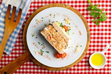 Sebzeli soğuk ton balığı turtası ve dilimlenmiş ekmek. Noel süslemeleri ile en üstteki görünüm masası.