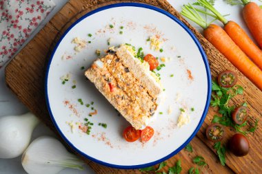 Sebzeli soğuk ton balığı turtası ve dilimlenmiş ekmek. Noel süslemeleri ile en üstteki görünüm masası.