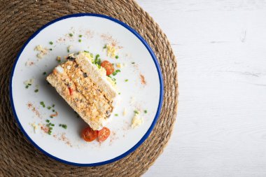 Sebzeli soğuk ton balığı turtası ve dilimlenmiş ekmek. Noel süslemeleri ile en üstteki görünüm masası.