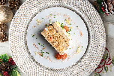 Sebzeli soğuk ton balığı turtası ve dilimlenmiş ekmek. Noel süslemeleri ile en üstteki görünüm masası.