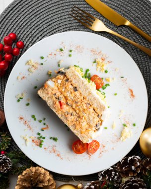 Sebzeli soğuk ton balığı turtası ve dilimlenmiş ekmek. Noel süslemeleri ile en üstteki görünüm masası.