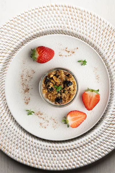 Çilekli Yunan yoğurdu ve tahıl gevreği ve fındıklı granola. Noel süslemeleri ile en üstteki görünüm masası.