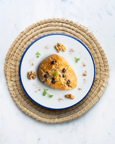 Koyu çikolata parçacıklı üçgen İngiliz çörekleri. Noel süslemeleri ile en üstteki görünüm masası.