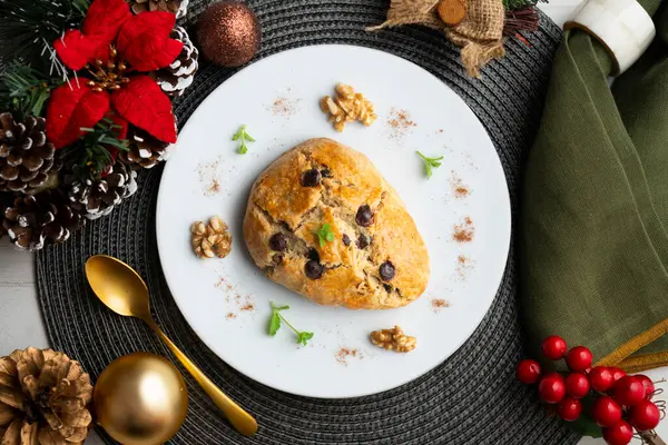 Koyu çikolata parçacıklı üçgen İngiliz çörekleri. Noel süslemeleri ile en üstteki görünüm masası.