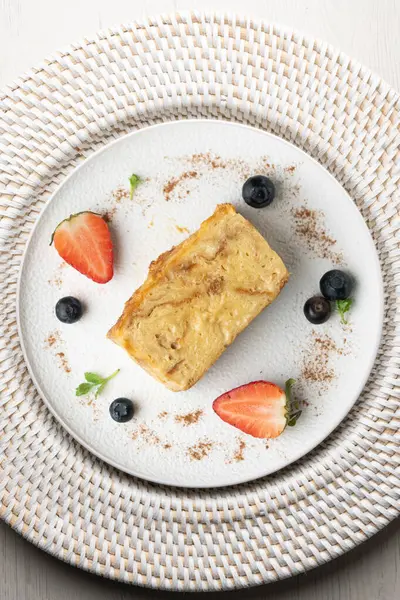 İbizan Greixonera. Balear Adaları 'ndan geleneksel ensaimada ile yumurtalı puding. Noel süslemeleri ile en üstteki görünüm masası.