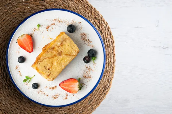 İbizan Greixonera. Balear Adaları 'ndan geleneksel ensaimada ile yumurtalı puding. Noel süslemeleri ile en üstteki görünüm masası.