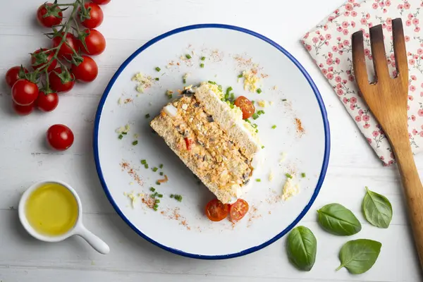 Sebzeli soğuk ton balığı turtası ve dilimlenmiş ekmek. Noel süslemeleri ile en üstteki görünüm masası.