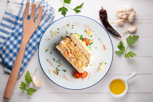Sebzeli soğuk ton balığı turtası ve dilimlenmiş ekmek. Noel süslemeleri ile en üstteki görünüm masası.
