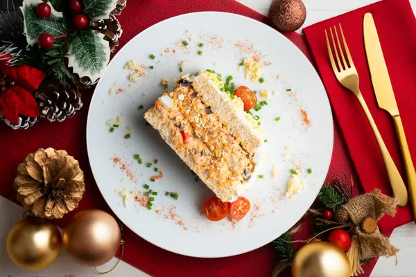 Sebzeli soğuk ton balığı turtası ve dilimlenmiş ekmek. Noel süslemeleri ile en üstteki görünüm masası.