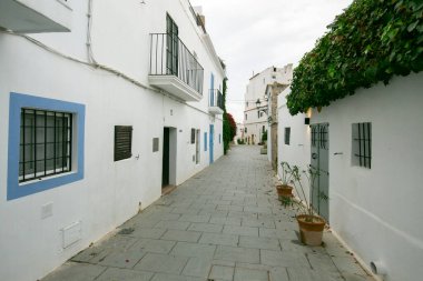 İspanya 'nın İbiza adasındaki UNESCO Dünya Mirası Alanı Dalt Vila antik duvarlı kalesinin sokakları ve manzaraları.