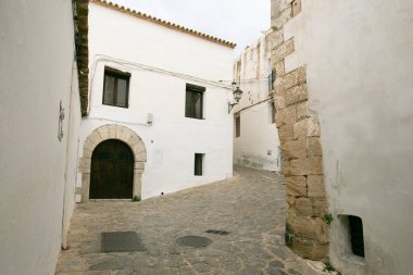 İspanya 'nın İbiza adasındaki UNESCO Dünya Mirası Alanı Dalt Vila antik duvarlı kalesinin sokakları ve manzaraları.