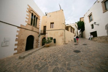 İspanya 'nın İbiza adasındaki UNESCO Dünya Mirası Alanı Dalt Vila antik duvarlı kalesinin sokakları ve manzaraları.