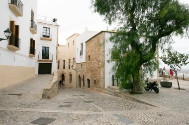 İspanya 'nın İbiza adasındaki UNESCO Dünya Mirası Alanı Dalt Vila antik duvarlı kalesinin sokakları ve manzaraları.