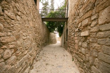 İspanya 'nın İbiza adasındaki UNESCO Dünya Mirası Alanı Dalt Vila antik duvarlı kalesinin sokakları ve manzaraları.