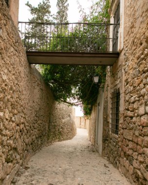 İspanya 'nın İbiza adasındaki UNESCO Dünya Mirası Alanı Dalt Vila antik duvarlı kalesinin sokakları ve manzaraları.