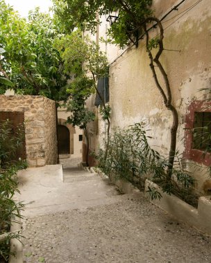 İspanya 'nın İbiza adasındaki UNESCO Dünya Mirası Alanı Dalt Vila antik duvarlı kalesinin sokakları ve manzaraları.