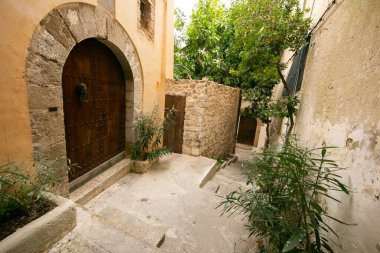 İspanya 'nın İbiza adasındaki UNESCO Dünya Mirası Alanı Dalt Vila antik duvarlı kalesinin sokakları ve manzaraları.