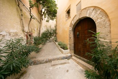 İspanya 'nın İbiza adasındaki UNESCO Dünya Mirası Alanı Dalt Vila antik duvarlı kalesinin sokakları ve manzaraları.