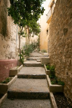 İspanya 'nın İbiza adasındaki UNESCO Dünya Mirası Alanı Dalt Vila antik duvarlı kalesinin sokakları ve manzaraları.