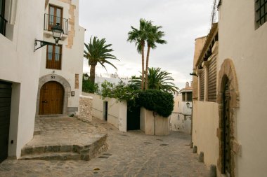 İspanya 'nın İbiza adasındaki UNESCO Dünya Mirası Alanı Dalt Vila antik duvarlı kalesinin sokakları ve manzaraları.