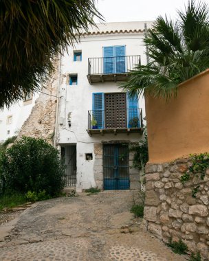 İspanya 'nın İbiza adasındaki UNESCO Dünya Mirası Alanı Dalt Vila antik duvarlı kalesinin sokakları ve manzaraları.