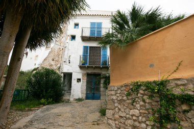 İspanya 'nın İbiza adasındaki UNESCO Dünya Mirası Alanı Dalt Vila antik duvarlı kalesinin sokakları ve manzaraları.