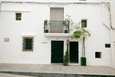 İspanya 'nın İbiza adasındaki UNESCO Dünya Mirası Alanı Dalt Vila antik duvarlı kalesinin sokakları ve manzaraları.