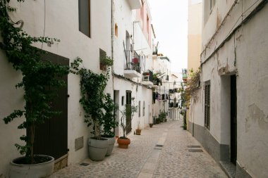 İspanya 'nın İbiza adasındaki UNESCO Dünya Mirası Alanı Dalt Vila antik duvarlı kalesinin sokakları ve manzaraları.