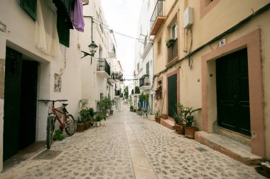 İspanya 'nın İbiza adasındaki UNESCO Dünya Mirası Alanı Dalt Vila antik duvarlı kalesinin sokakları ve manzaraları.