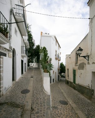 İspanya 'nın İbiza adasındaki UNESCO Dünya Mirası Alanı Dalt Vila antik duvarlı kalesinin sokakları ve manzaraları.