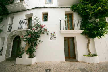 İspanya 'nın İbiza adasındaki UNESCO Dünya Mirası Alanı Dalt Vila antik duvarlı kalesinin sokakları ve manzaraları.