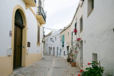 İspanya 'nın İbiza adasındaki UNESCO Dünya Mirası Alanı Dalt Vila antik duvarlı kalesinin sokakları ve manzaraları.