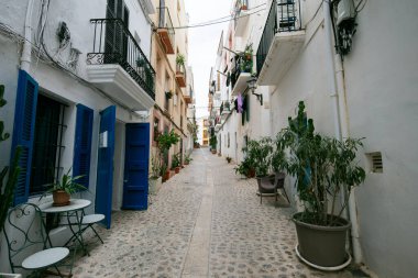 İspanya 'nın İbiza adasındaki UNESCO Dünya Mirası Alanı Dalt Vila antik duvarlı kalesinin sokakları ve manzaraları.