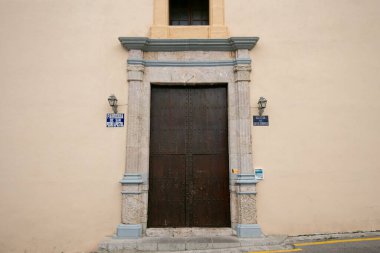 İspanya 'nın İbiza adasındaki UNESCO Dünya Mirası Alanı Dalt Vila antik duvarlı kalesinin sokakları ve manzaraları.