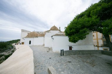 İspanya 'nın İbiza adasındaki UNESCO Dünya Mirası Alanı Dalt Vila antik duvarlı kalesinin sokakları ve manzaraları.