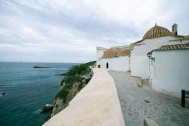 İspanya 'nın İbiza adasındaki UNESCO Dünya Mirası Alanı Dalt Vila antik duvarlı kalesinin sokakları ve manzaraları.