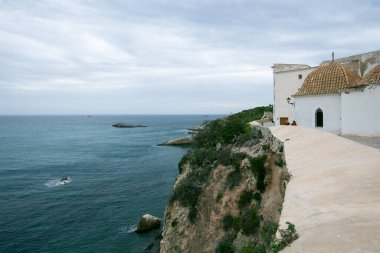 İspanya 'nın İbiza adasındaki UNESCO Dünya Mirası Alanı Dalt Vila antik duvarlı kalesinin sokakları ve manzaraları.