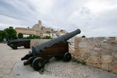 İspanya 'nın İbiza adasındaki UNESCO Dünya Mirası Alanı Dalt Vila antik duvarlı kalesinin sokakları ve manzaraları.