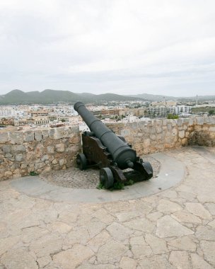 İspanya 'nın İbiza adasındaki UNESCO Dünya Mirası Alanı Dalt Vila antik duvarlı kalesinin sokakları ve manzaraları.