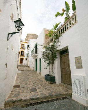 İspanya 'nın İbiza adasındaki UNESCO Dünya Mirası Alanı Dalt Vila antik duvarlı kalesinin sokakları ve manzaraları.