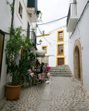 İbiza, İspanya; 1 Ekim 2024: UNESCO 'nun Dünya Mirası Alanı olan Dalt Vila antik duvarlı kalesindeki restoranlar ve dükkanlar.
