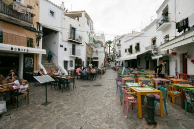 İbiza, İspanya; 1 Ekim 2024: UNESCO 'nun Dünya Mirası Alanı olan Dalt Vila antik duvarlı kalesindeki restoranlar ve dükkanlar.
