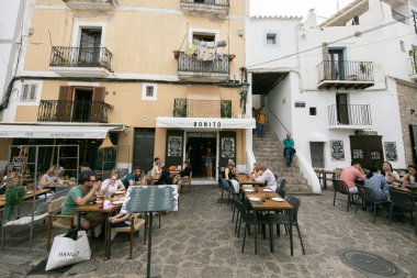İbiza, İspanya; 1 Ekim 2024: UNESCO 'nun Dünya Mirası Alanı olan Dalt Vila antik duvarlı kalesindeki restoranlar ve dükkanlar.