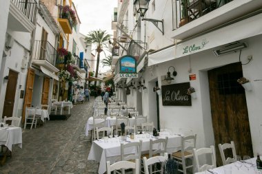 İbiza, İspanya; 1 Ekim 2024: UNESCO 'nun Dünya Mirası Alanı olan Dalt Vila antik duvarlı kalesindeki restoranlar ve dükkanlar.